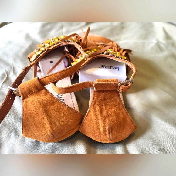 💥4 for $30💥 Club Couture fringed leather sandal with yellow stones size 7 - Picture 2 of 6